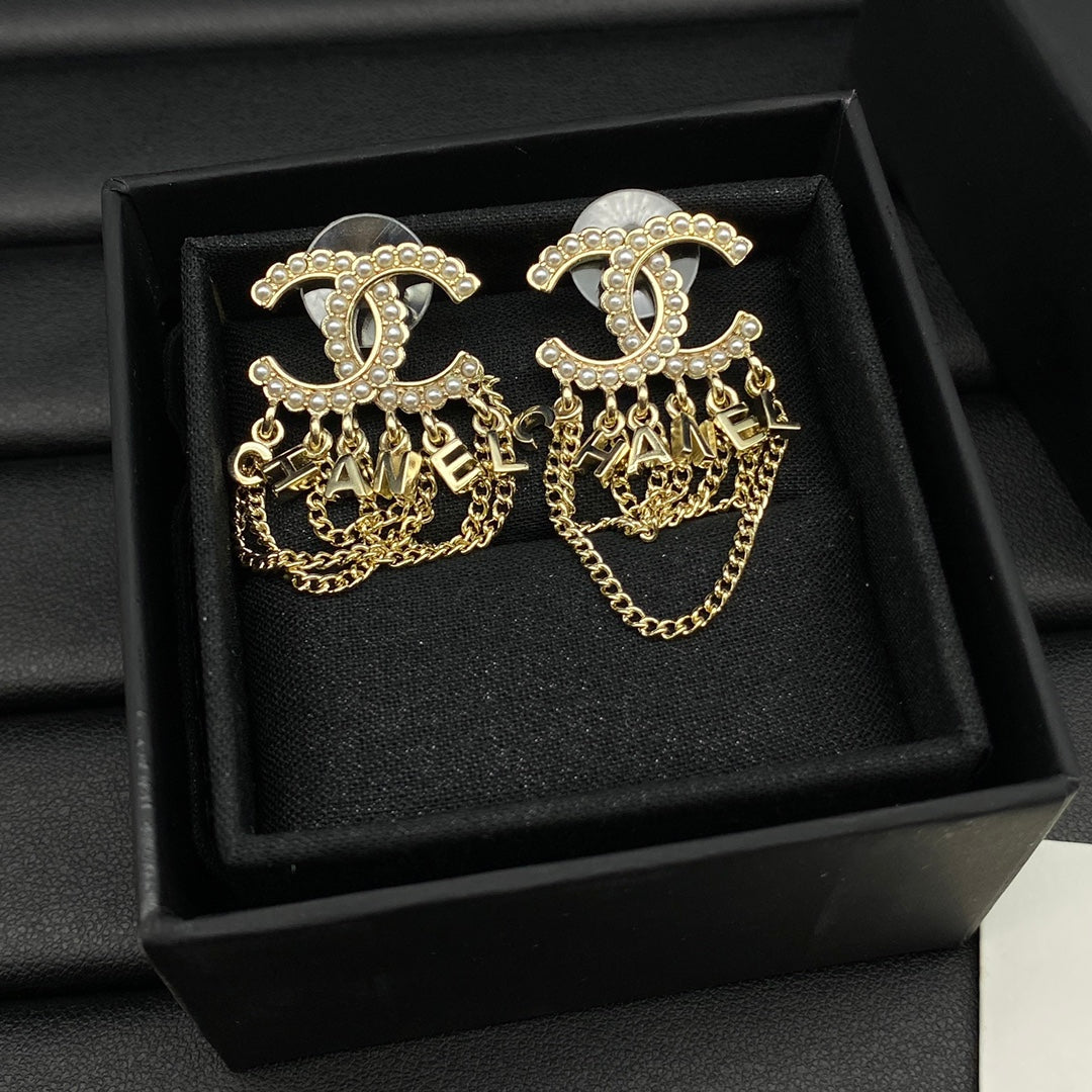 Chanel Pearl Chain Link 18K Gold Earrings product image 4, provided for visual reference and product detail review