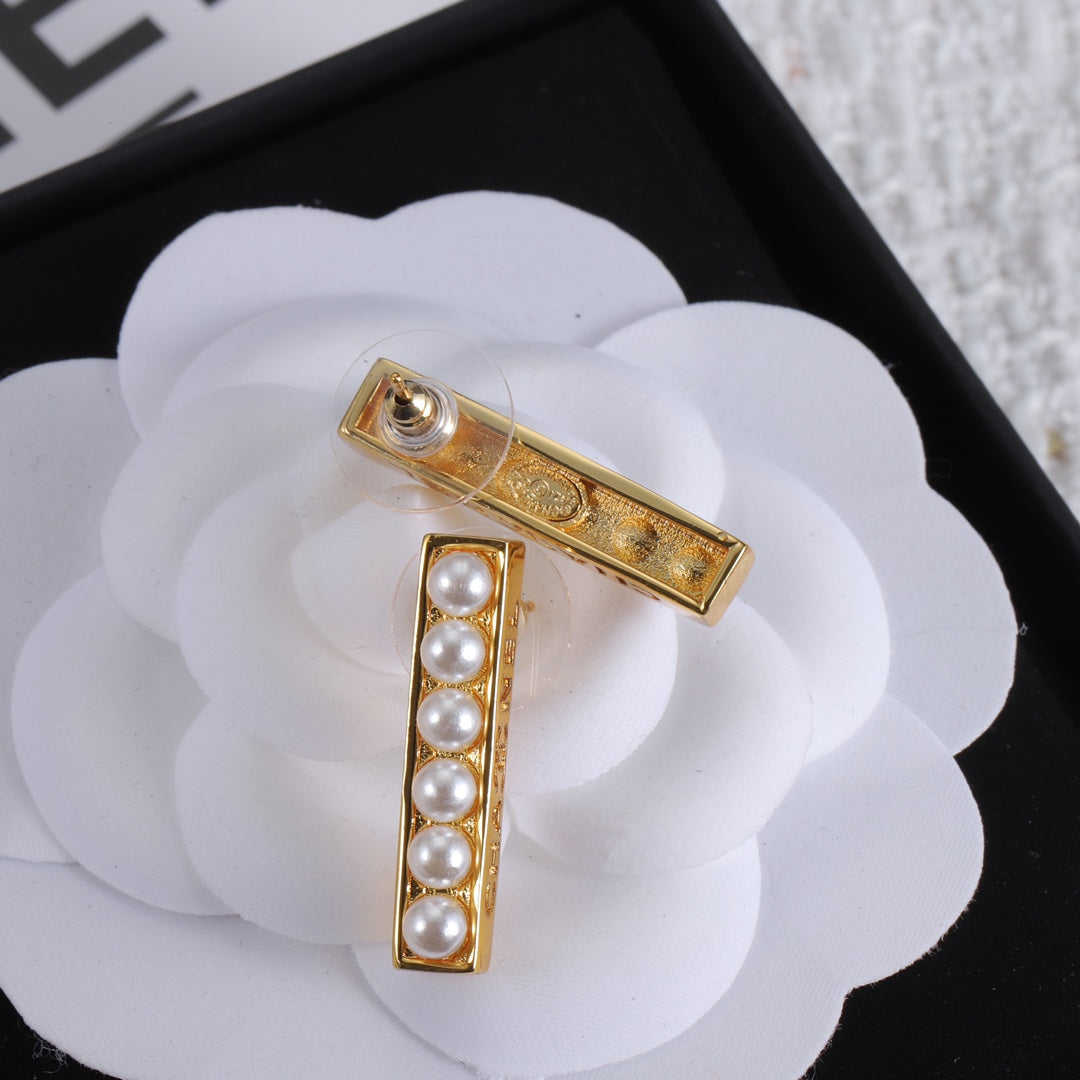 Chanel Pearls 18K Gold Earrings product image 5, provided for visual reference and product detail review