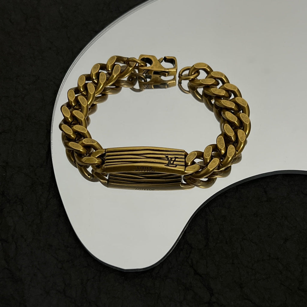 Louis Vuitton Vintage Chains 18K Gold Bracelet product image 5, provided for visual reference and product detail review