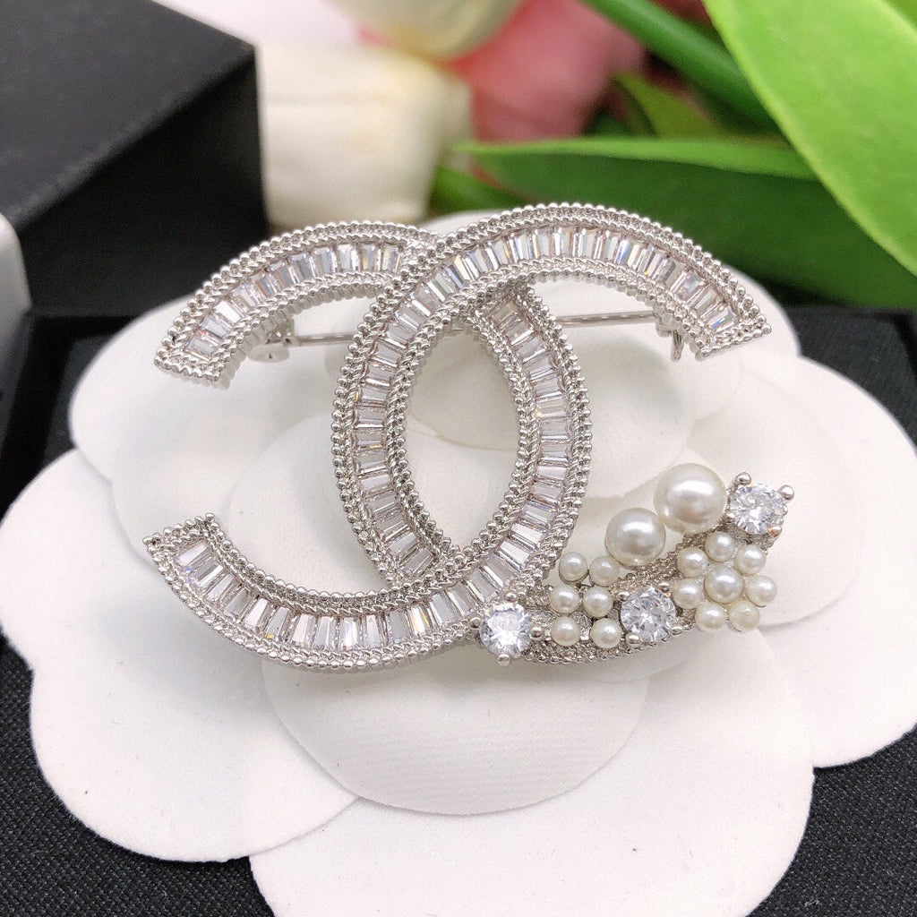 Chanel Star Crystals 18K Gold Brooch product image 5, provided for visual reference and product detail review