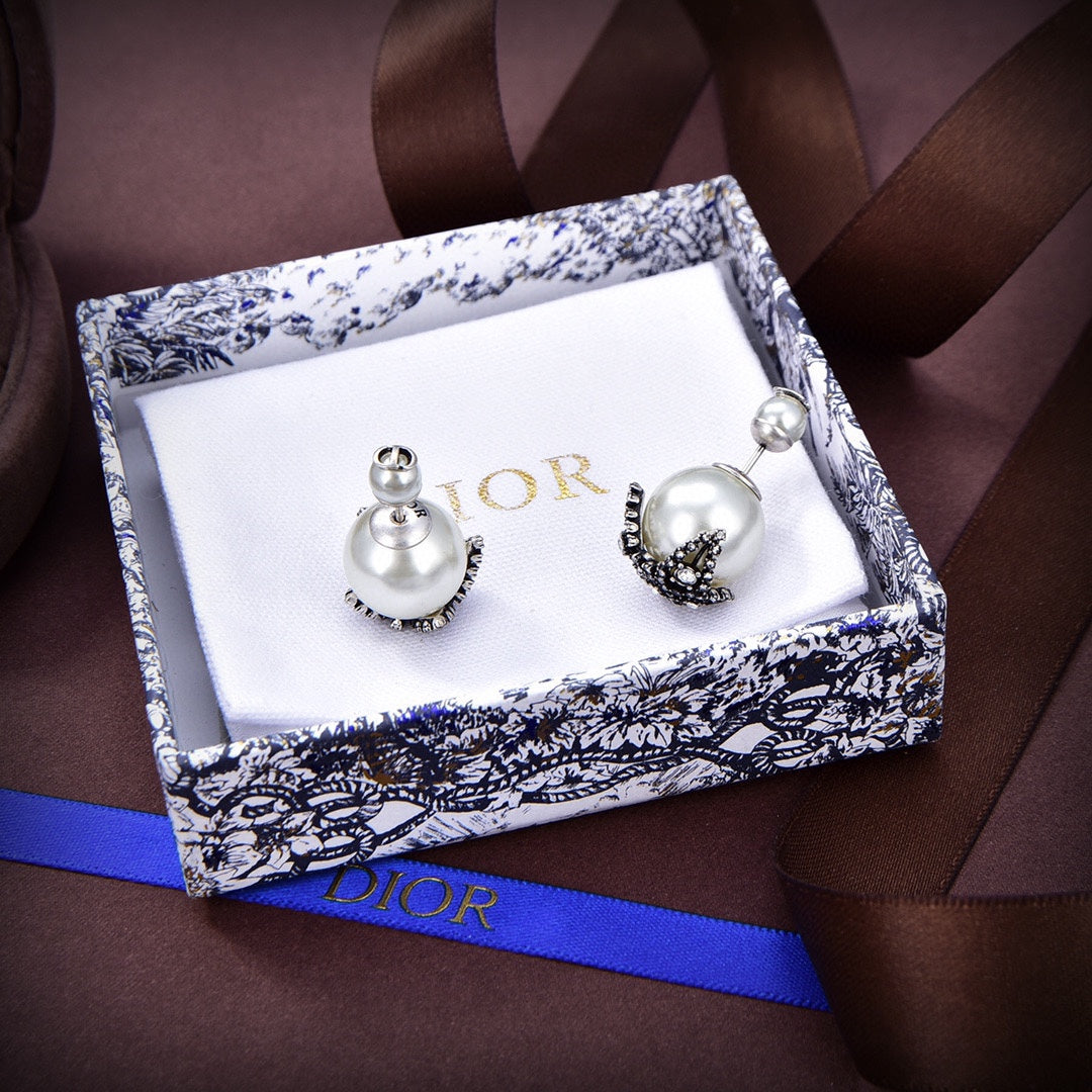 Dior Tribales Butterfly 18K Gold Earrings product image 7, provided for visual reference and product detail review