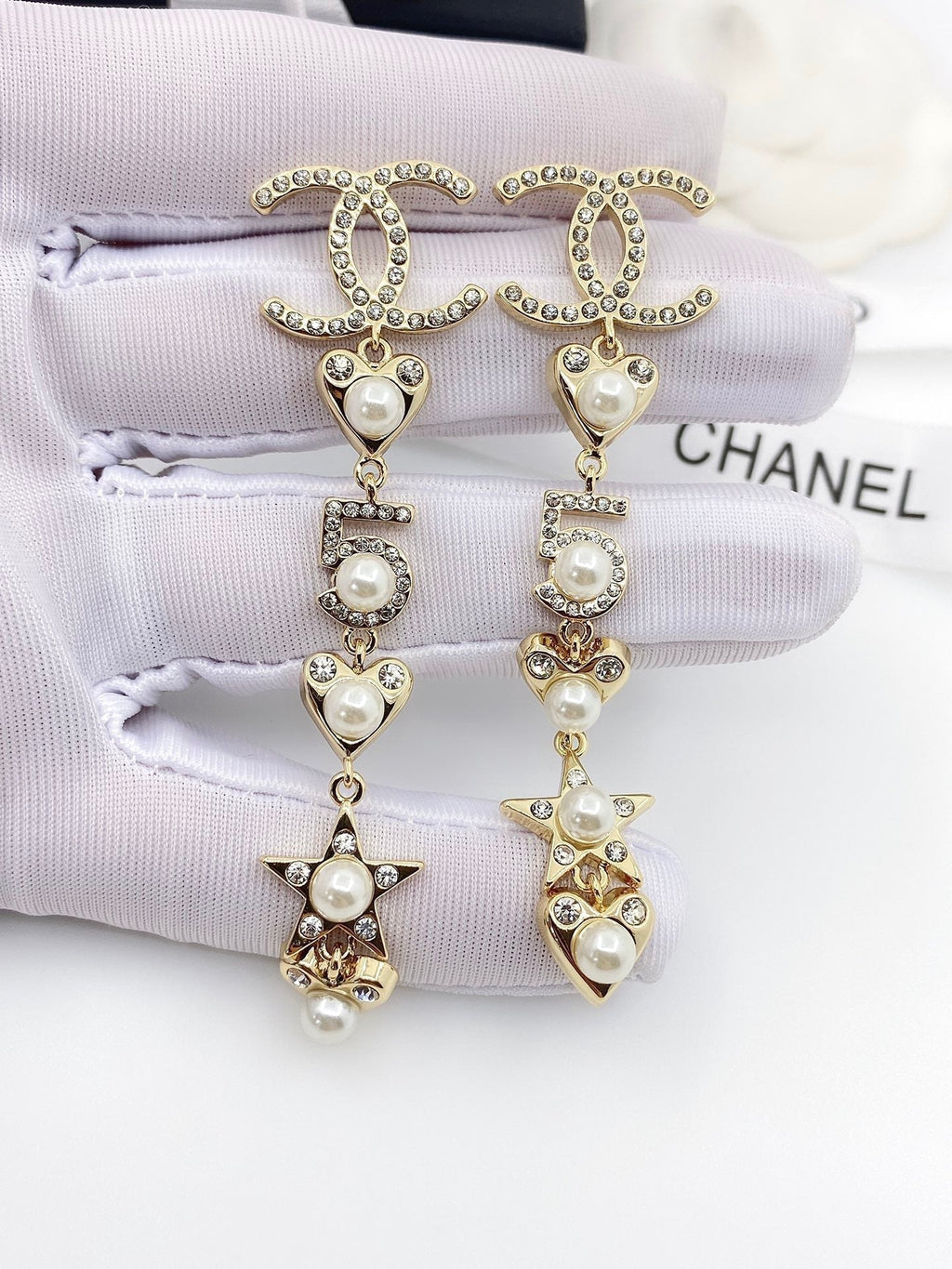 Chanel Pearl Heart 18K Gold Earrings product image 3, provided for visual reference and product detail review