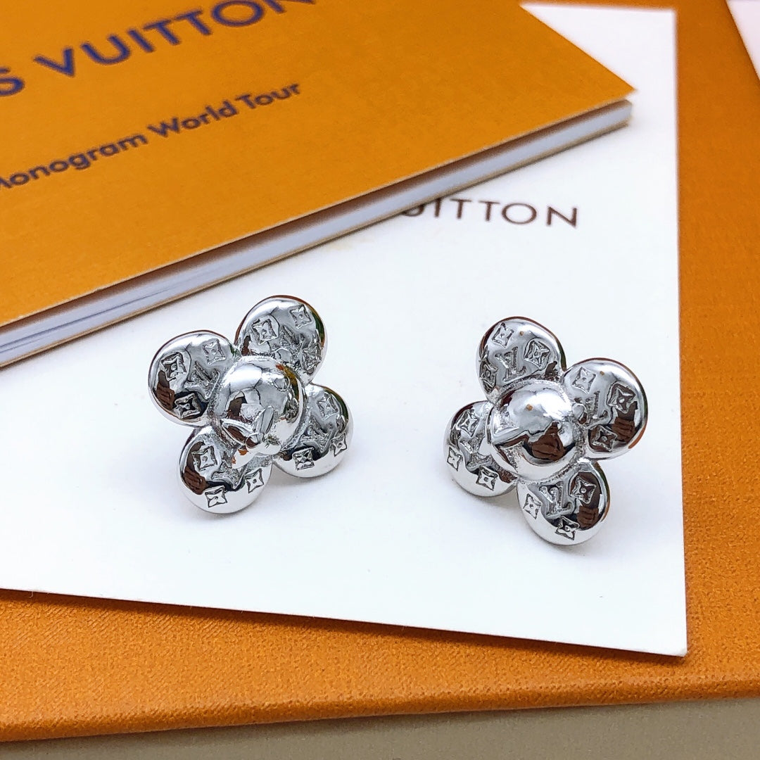 Louis Vuitton Vivienne 18K Gold Earrings product image 6, provided for visual reference and product detail review