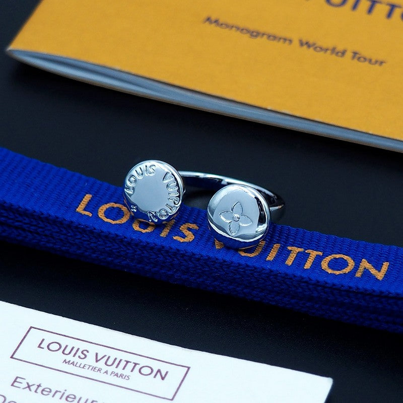 Louis Vuitton Studs 18K Gold Ring product image 10, provided for visual reference and product detail review