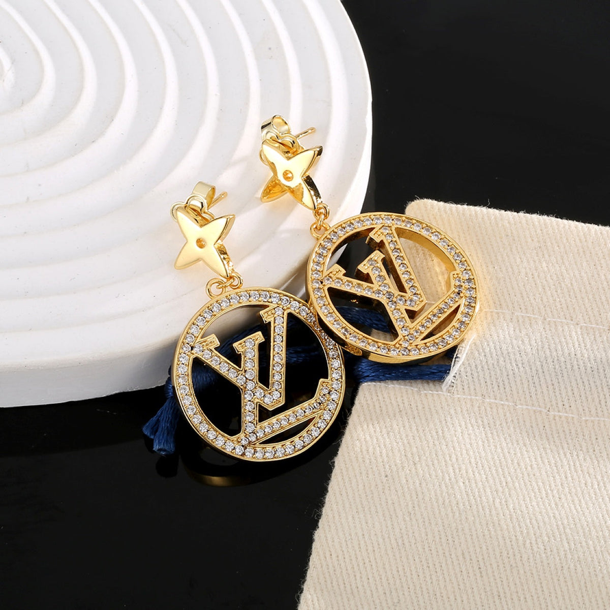 Louis Vuitton Star Pendant 18K Gold Earrings product image 5, provided for visual reference and product detail review