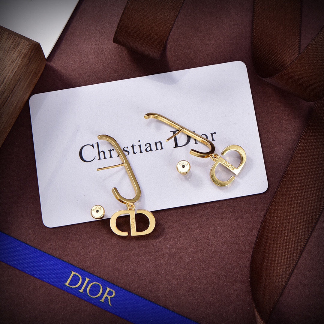 Dior 30 Montaigne Crystals 18K Gold Earrings product image 7, provided for visual reference and product detail review