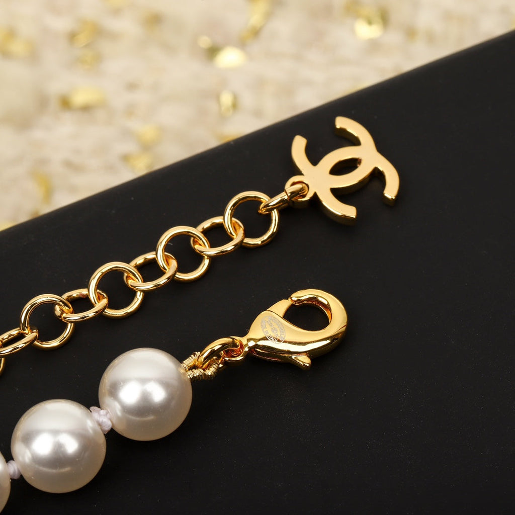 Chanel Pearls Choker 18K Gold Necklace product image 5, provided for visual reference and product detail review