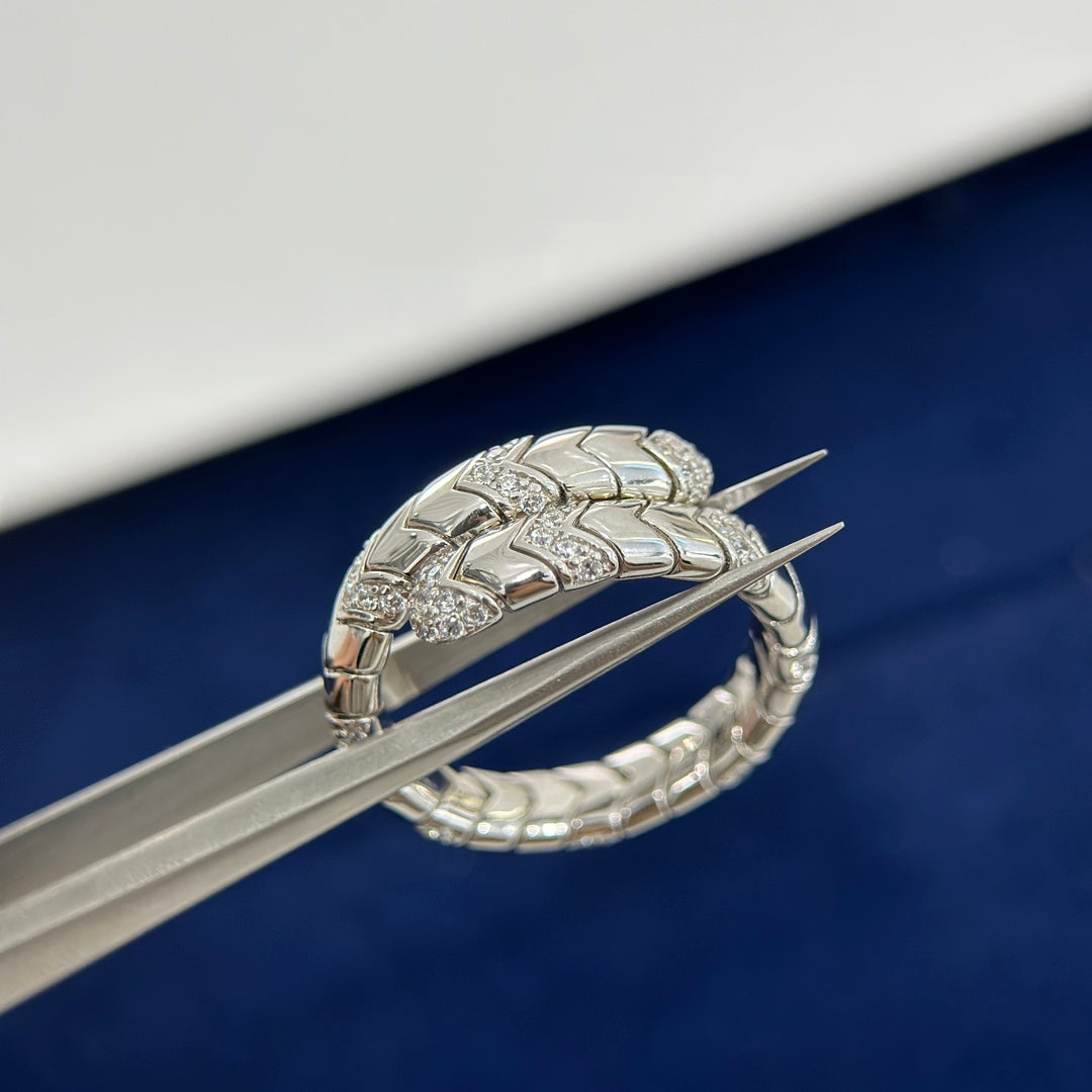 Bvlgari Serpenti Viper Pave Diamond 18K Gold Ring product image 4, provided for visual reference and product detail review