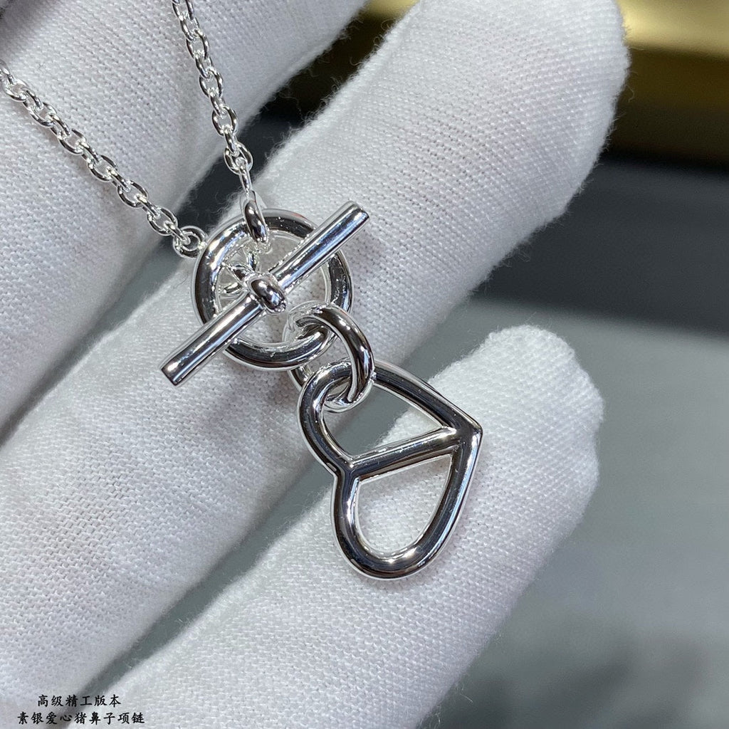 Hermes Cache-coeur Amulette Pendant 18K Gold Necklace product image 10, provided for visual reference and product detail