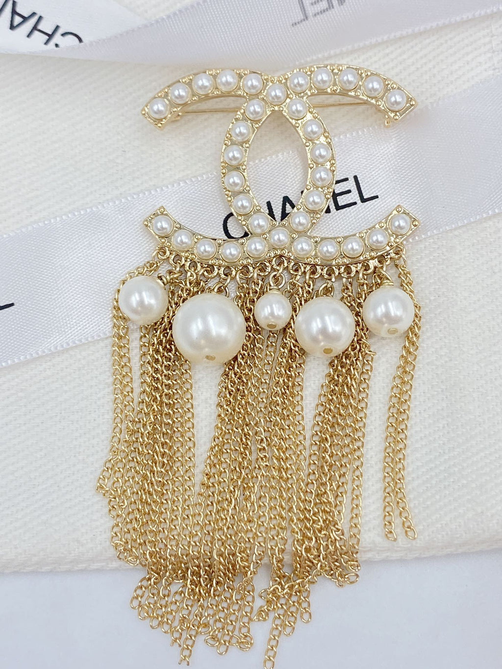Chanel Pearl Tassel 18K Gold Brooch product image 6, provided for visual reference and product detail review