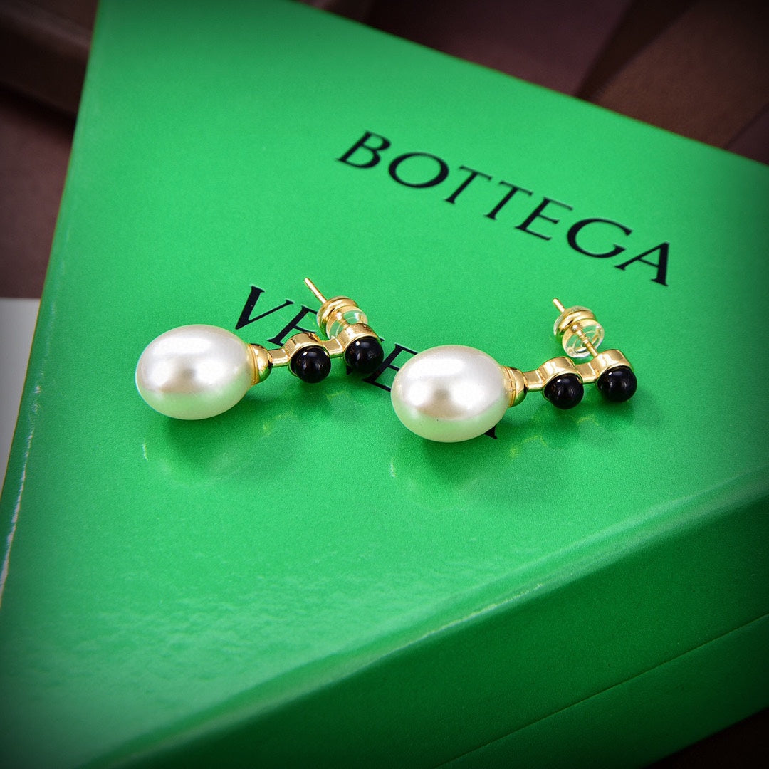 Bvlgari Pearl 18K Gold Earrings product image 5, provided for visual reference and product detail review