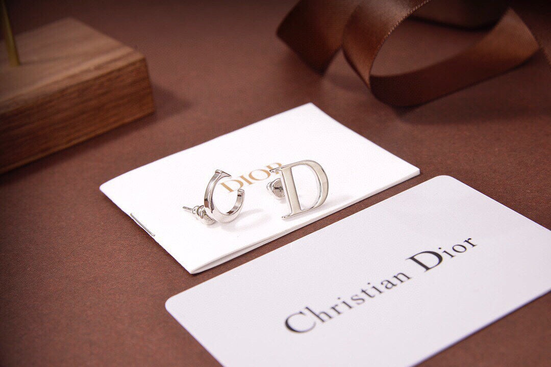 Dior 18K Gold Earrings product image 6, provided for visual reference and product detail review