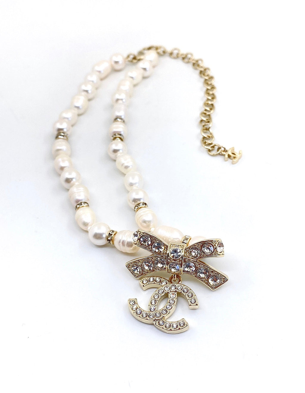 Chanel Bow Tie Diamonds 18K Gold Necklace product image 5, provided for visual reference and product detail review