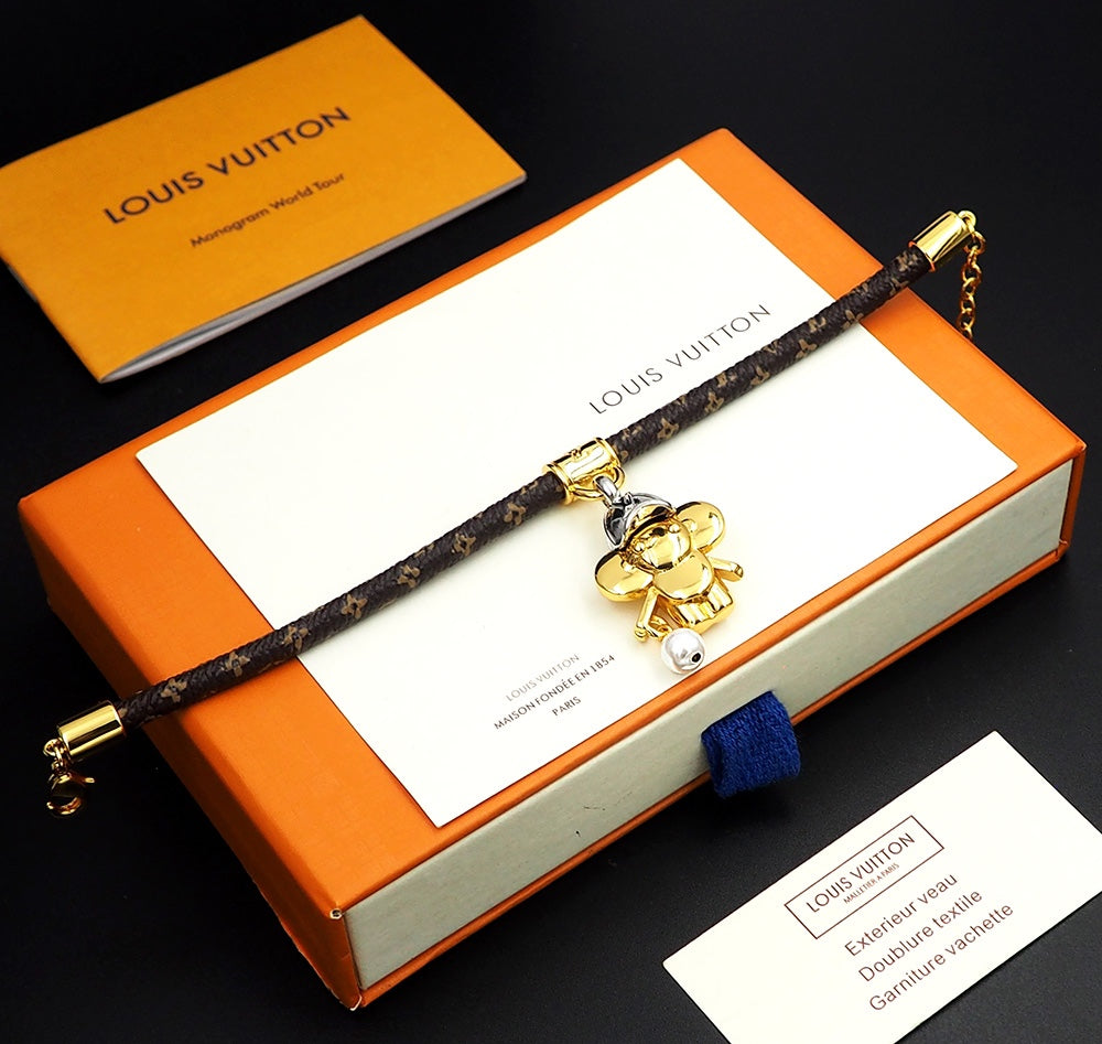 Louis Vuitton Vivienne Pearls 18K Gold Bracelet product image 7, provided for visual reference and product detail review