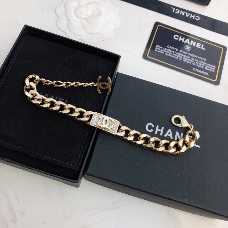 Chanel Diamonds Chain 18K Gold Necklace product image 5, provided for visual reference and product detail review