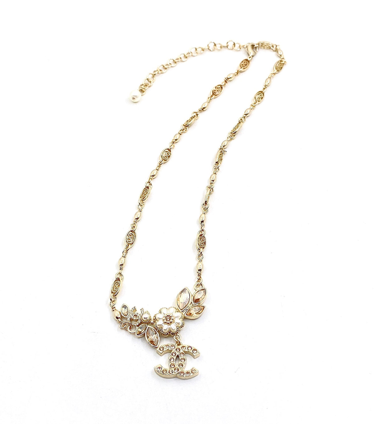 Chanel Flower Pendant 18K Gold Necklace product image 5, provided for visual reference and product detail review