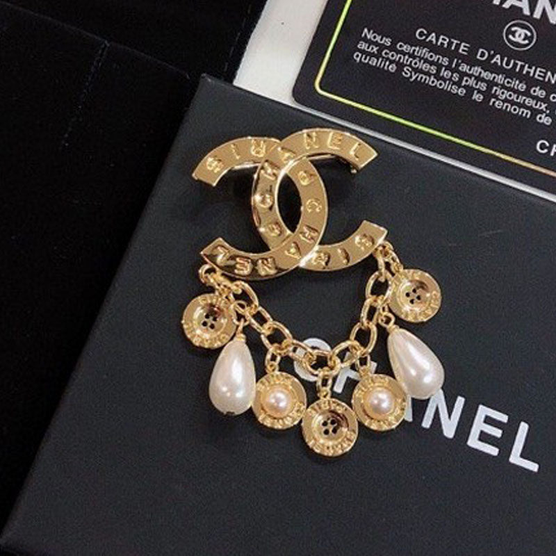 Chanel Pearl Pendant 18K Gold Brooch product image 1, provided for visual reference and product detail review