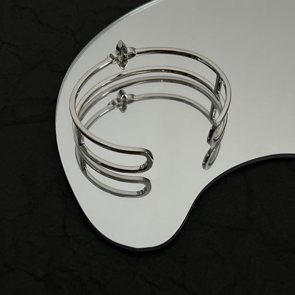 Louis Vuitton Idylle Blossom Two-Row 18K Gold Bracelet product image 15, provided for visual reference and product detail