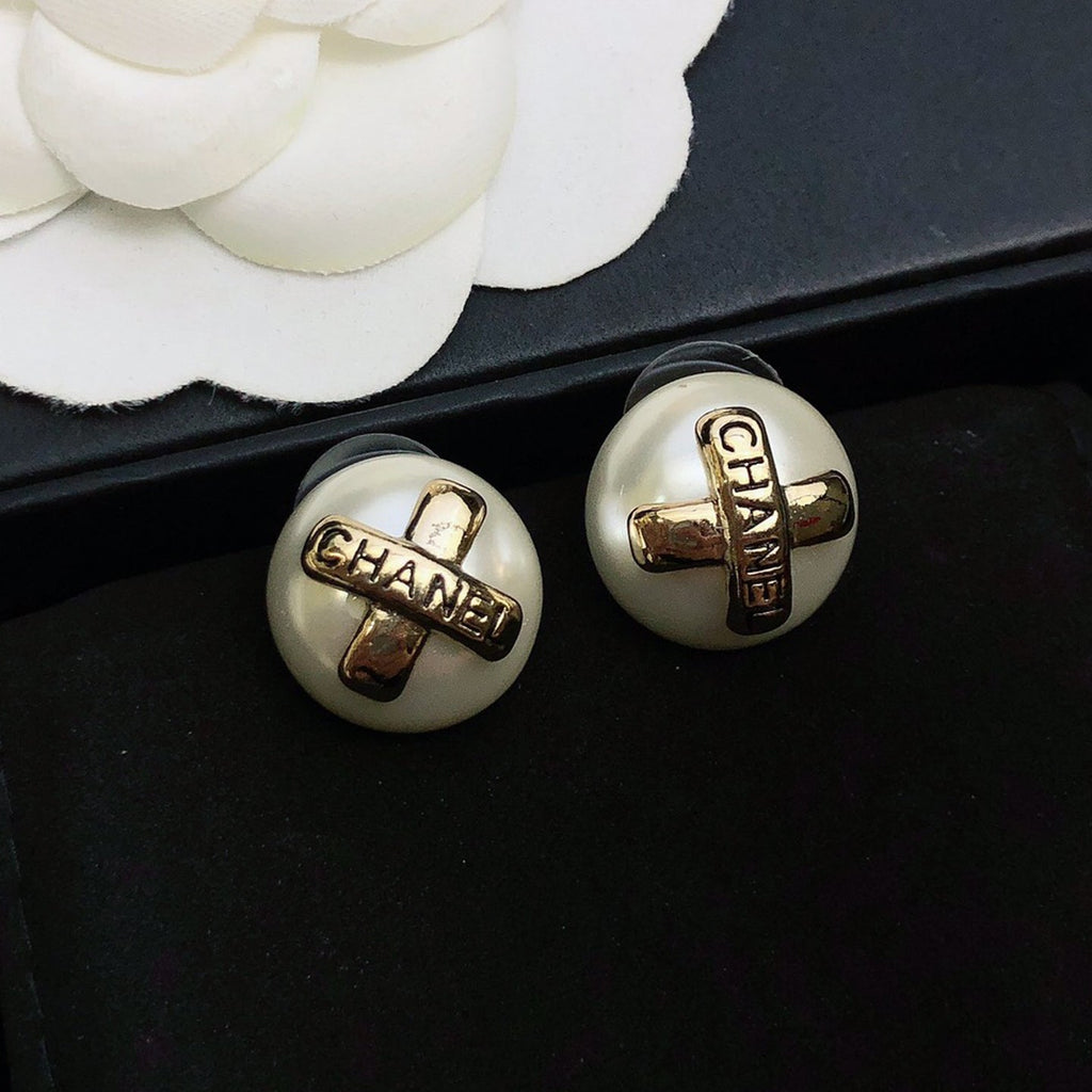 Chanel Pearl 18K Gold Earrings product image 1, provided for visual reference and product detail review