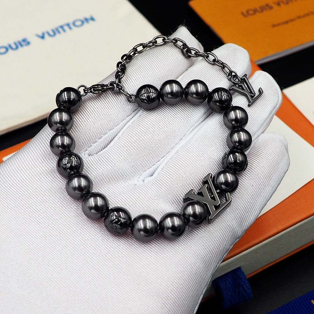 Louis Vuitton Monogram Pearls 18K Gold Bracelet product image 11, provided for visual reference and product detail review