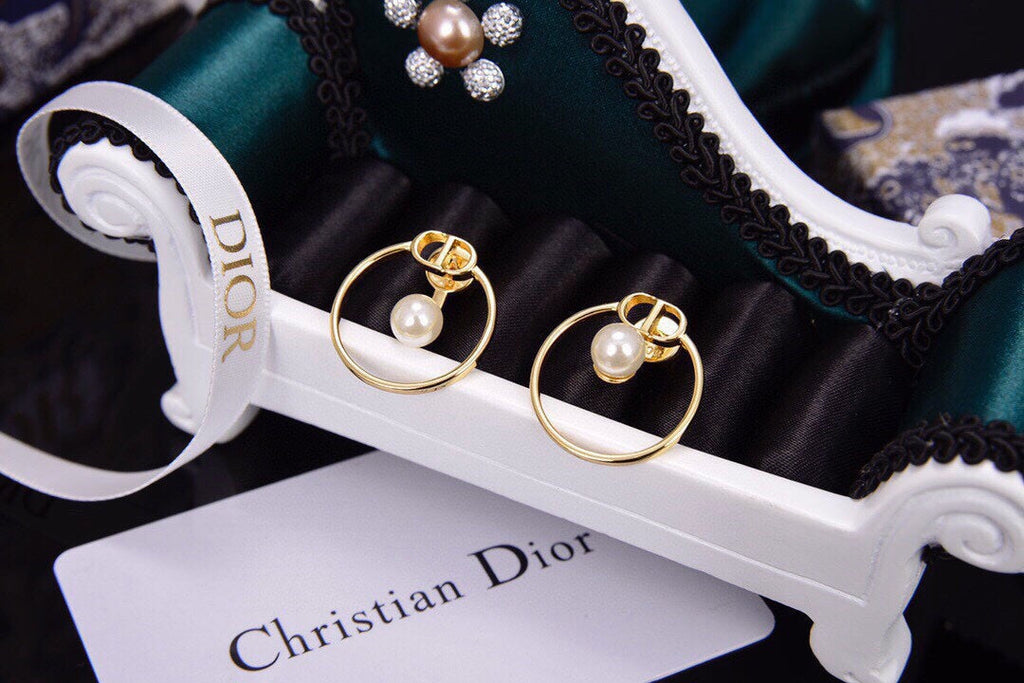 Dior 30 Montaigne Pearls 18K Gold Earrings product image 7, provided for visual reference and product detail review