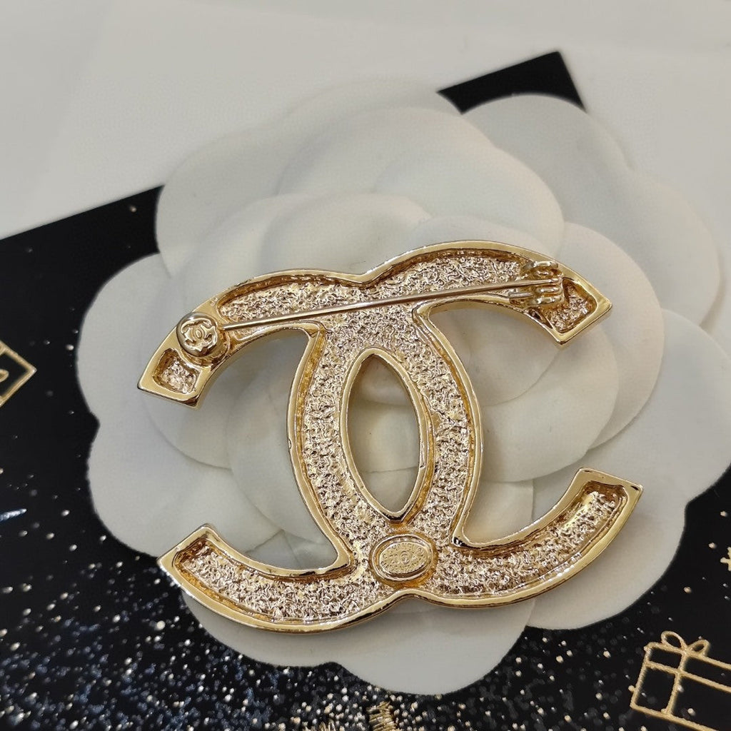 Chanel Black Star 18K Gold Brooch product image 4, provided for visual reference and product detail review