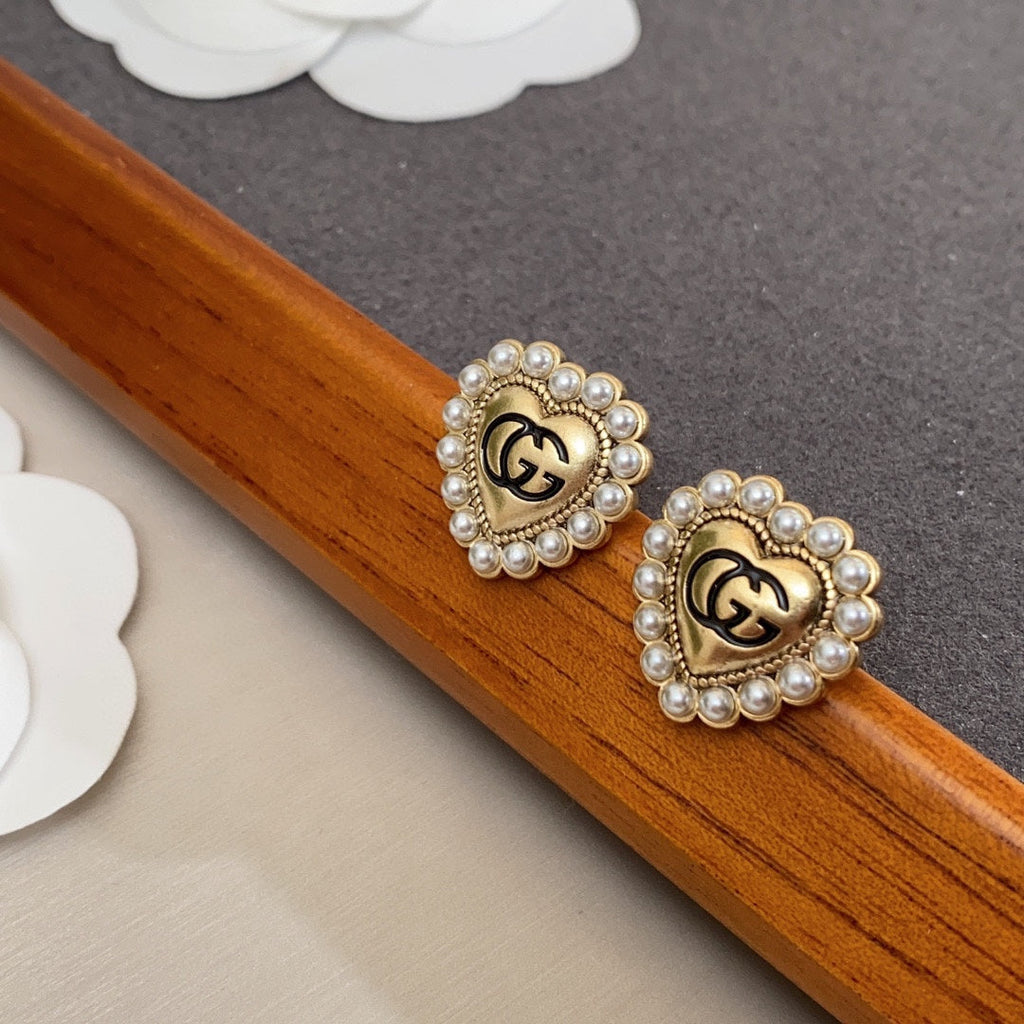 Gucci Double Heart Pearl 18K Gold Earrings product image 3, provided for visual reference and product detail review
