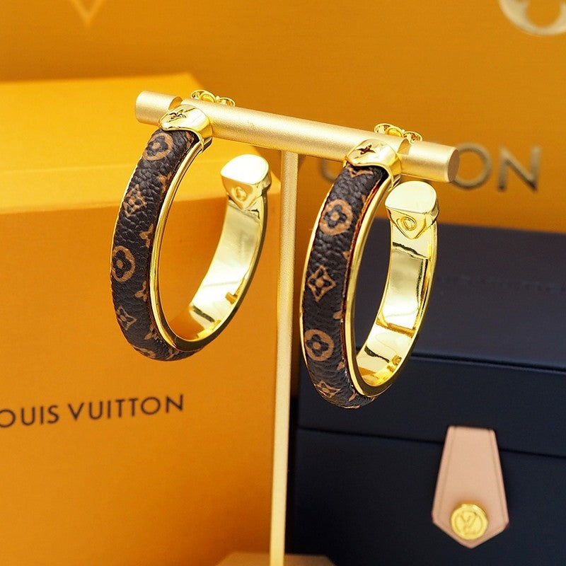 Louis Vuitton Signature 18K Gold Earrings product image 2, provided for visual reference and product detail review