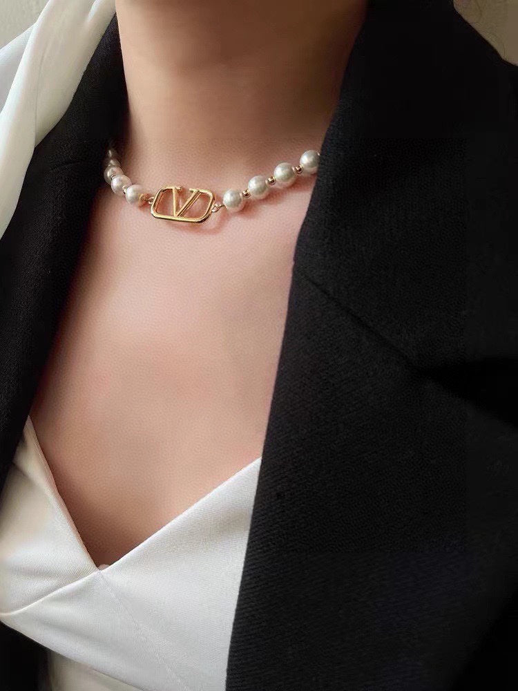VLogo Pearls Choker 18K Gold Necklace product image 7, provided for visual reference and product detail review