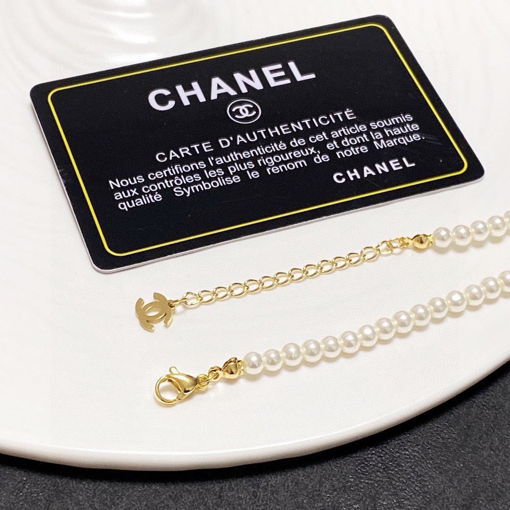 Chanel Pearls Choker 18K Gold Necklace product image 5, provided for visual reference and product detail review