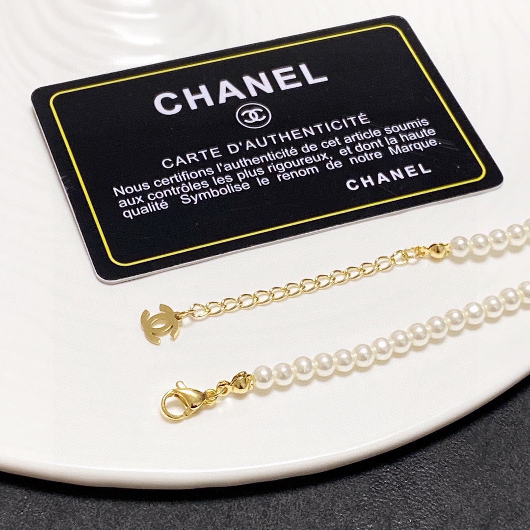 Chanel Pearls Choker 18K Gold Necklace product image 5, provided for visual reference and product detail review