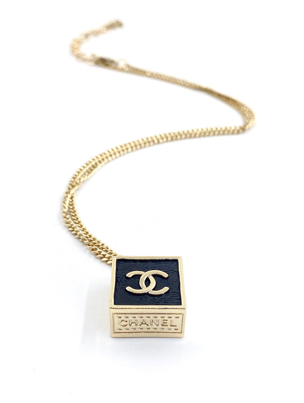Chanel Square Pendant 18K Gold Necklace product image 5, provided for visual reference and product detail review