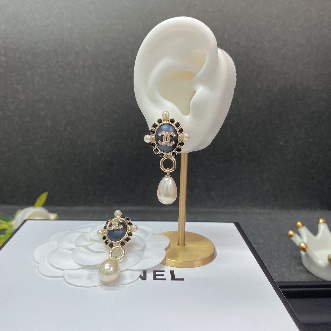Chanel Pearl Pendant 18K Gold Earrings product image 5, provided for visual reference and product detail review