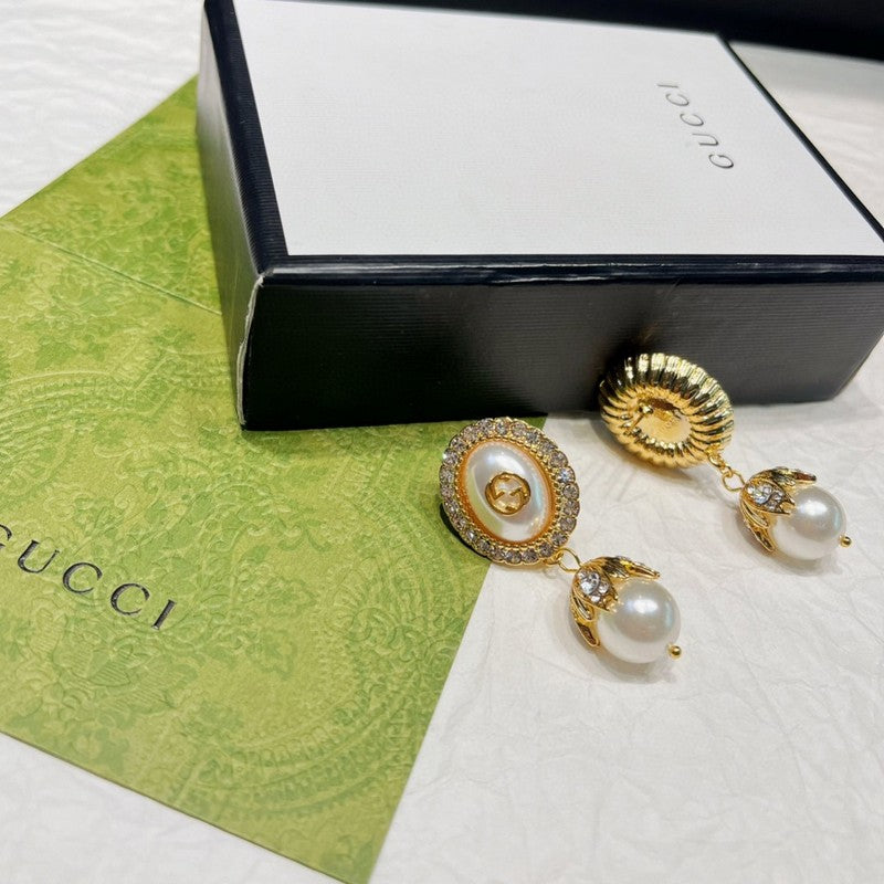 Gucci Double Flower Pearl 18K Gold Earrings product image 10, provided for visual reference and product detail review