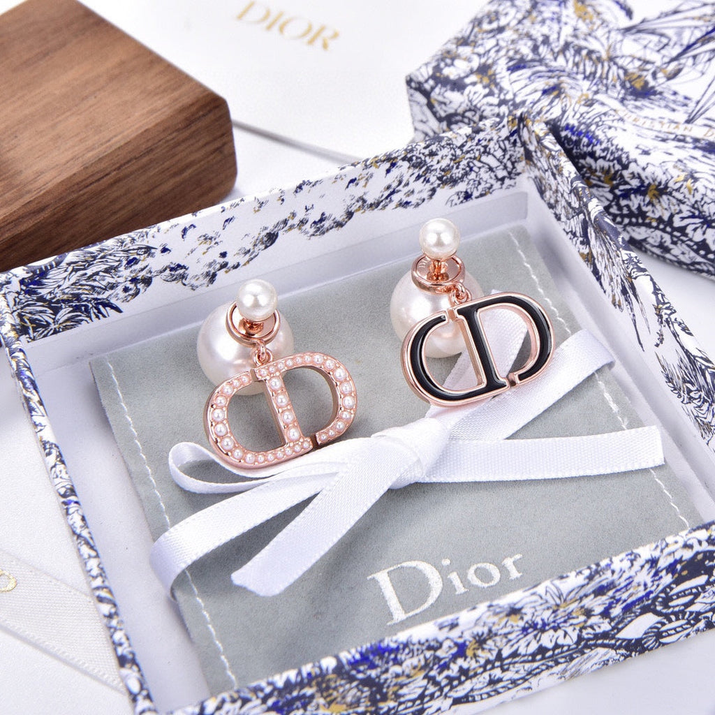 Dior 30 Montaigne 18K Gold Earrings product image 5, provided for visual reference and product detail review
