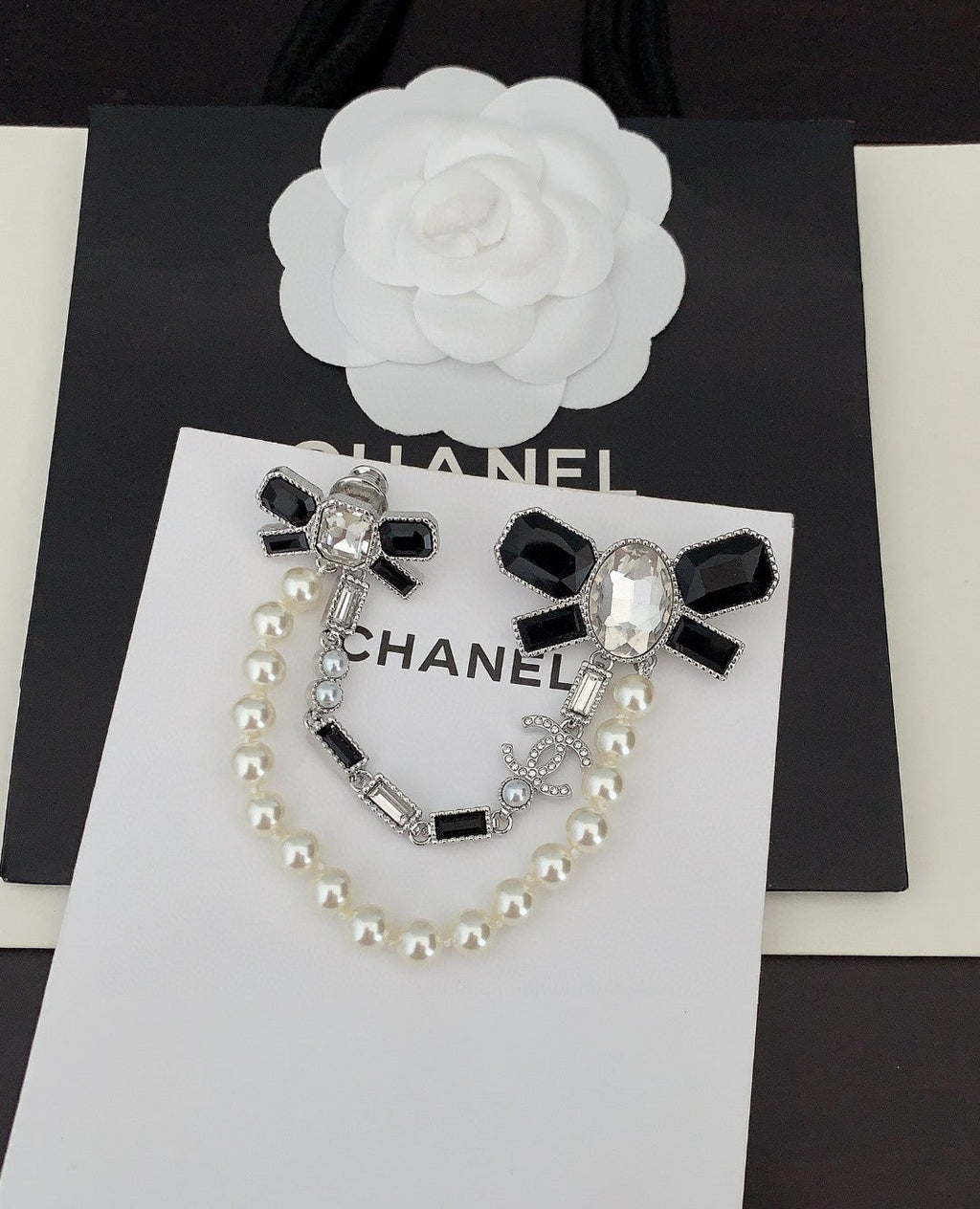 Chanel Black Bow Pearls 18K Gold Brooch product image 4, provided for visual reference and product detail review
