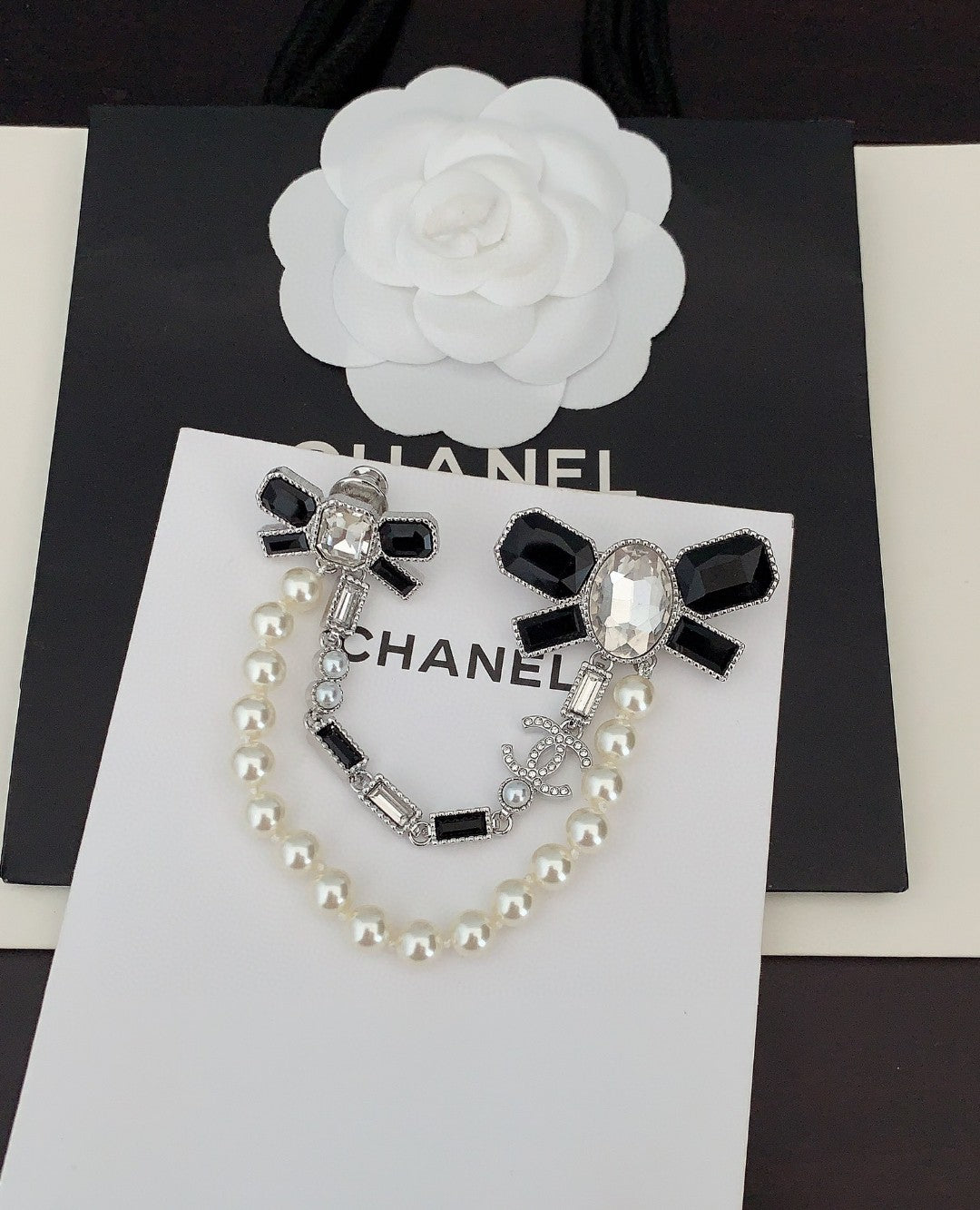Chanel Black Bow Pearls 18K Gold Brooch product image 4, provided for visual reference and product detail review