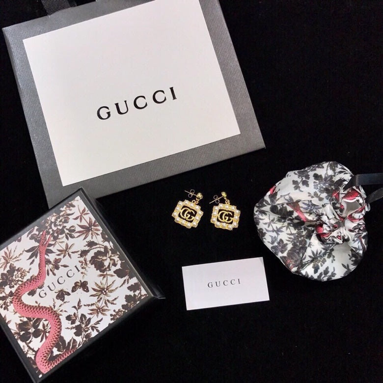 Gucci Double Square Pearl 18K Gold Earrings product image 3, provided for visual reference and product detail review