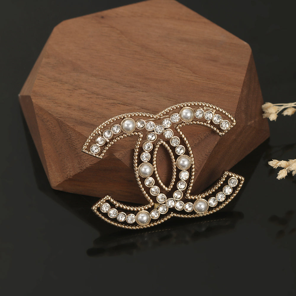 Chanel Pearls 18K Gold Brooch product image 5, provided for visual reference and product detail review