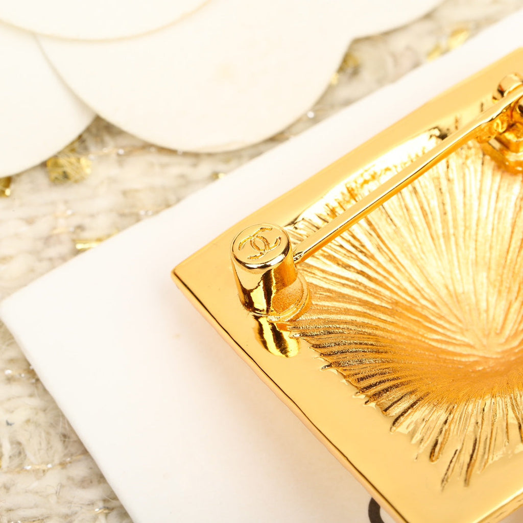 Chanel Tiger 18K Gold Brooch product image 5, provided for visual reference and product detail review