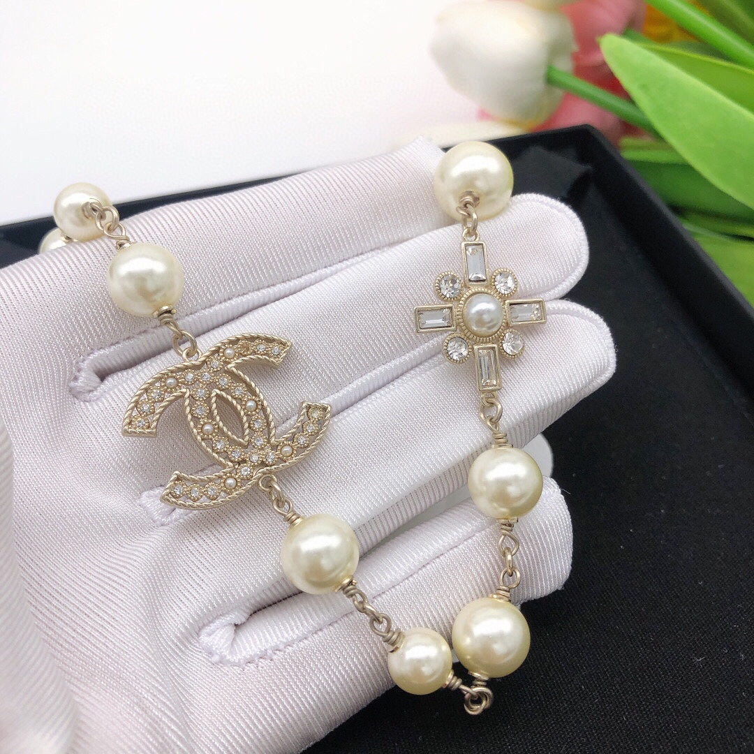 Chanel Flower Pearls Chain 18K Gold Necklace product image 6, provided for visual reference and product detail review