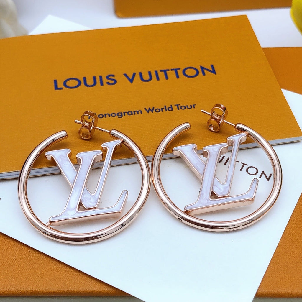 Louis Vuitton Louise Hoop Pearls 18K Gold Earrings product image 5, provided for visual reference and product detail review