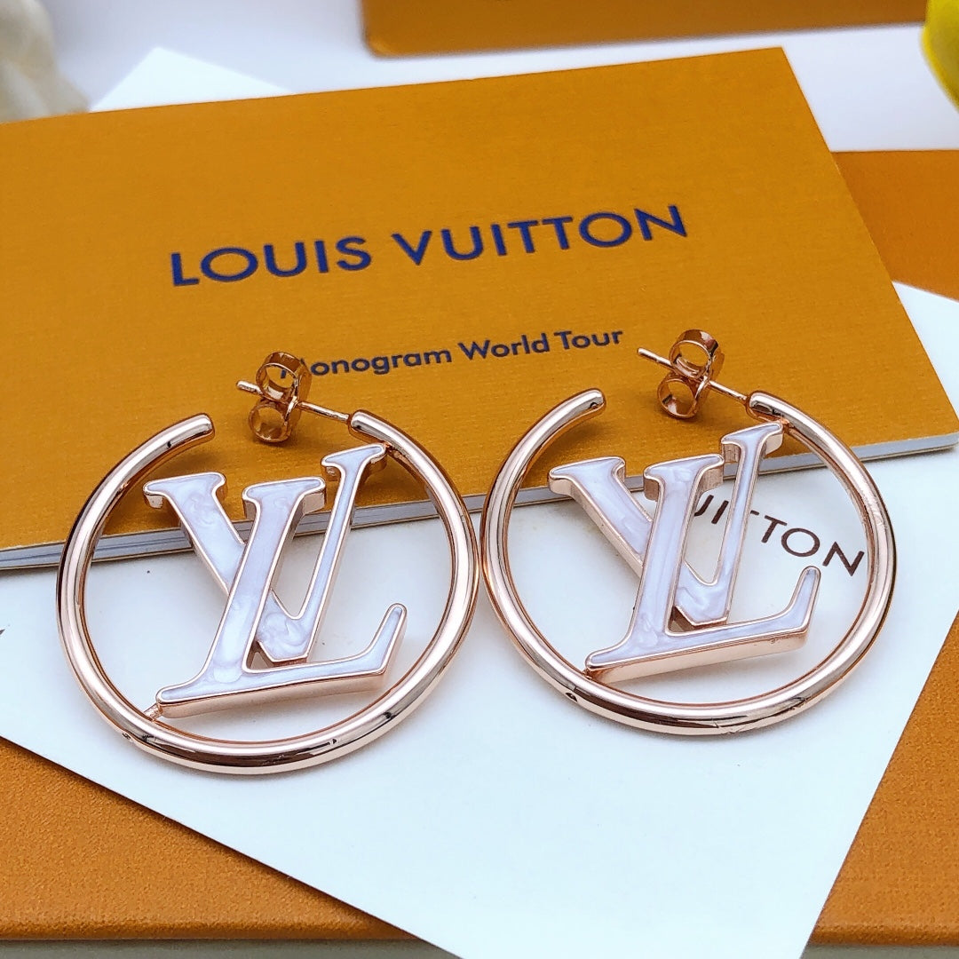 Louis Vuitton Louise Hoop Pearls 18K Gold Earrings product image 5, provided for visual reference and product detail review