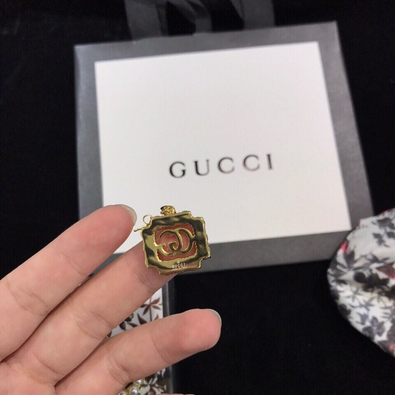 Gucci Double Square Pearl 18K Gold Earrings product image 6, provided for visual reference and product detail review