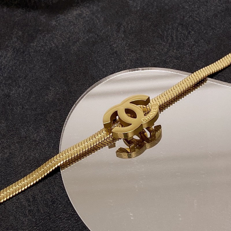 Chanel Gold Choker 18K Gold Necklace product image 7, provided for visual reference and product detail review