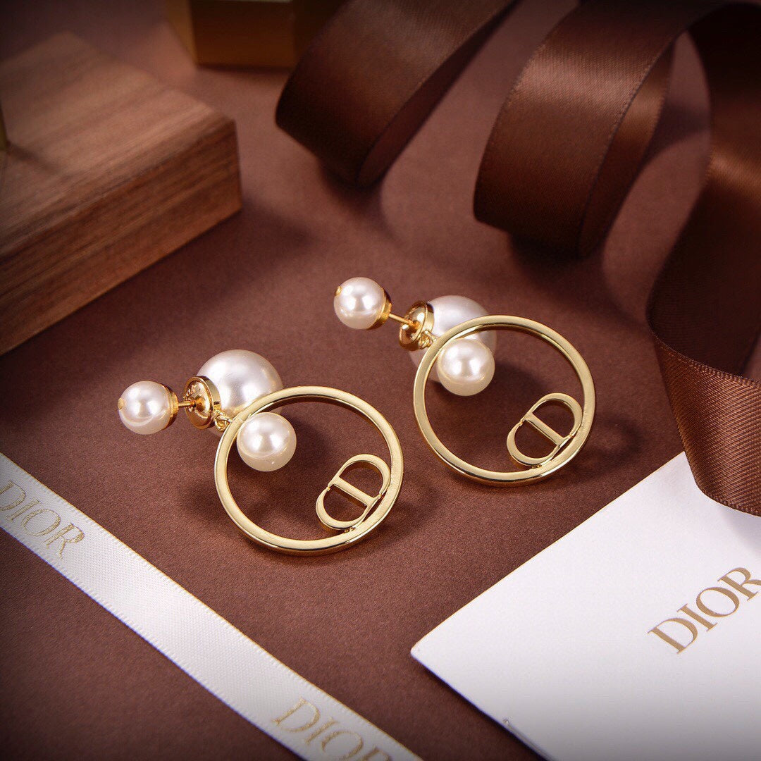 Dior Circle Pearls 18K Gold Earrings product image 7, provided for visual reference and product detail review
