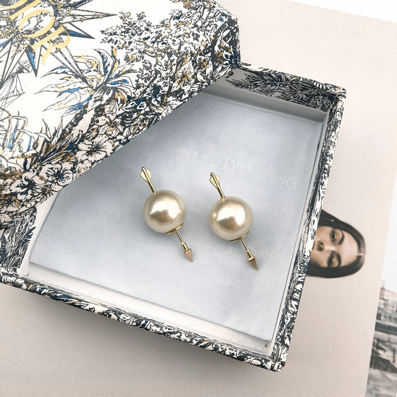 Dior Tribales 18K Gold Earrings product image 5, provided for visual reference and product detail review