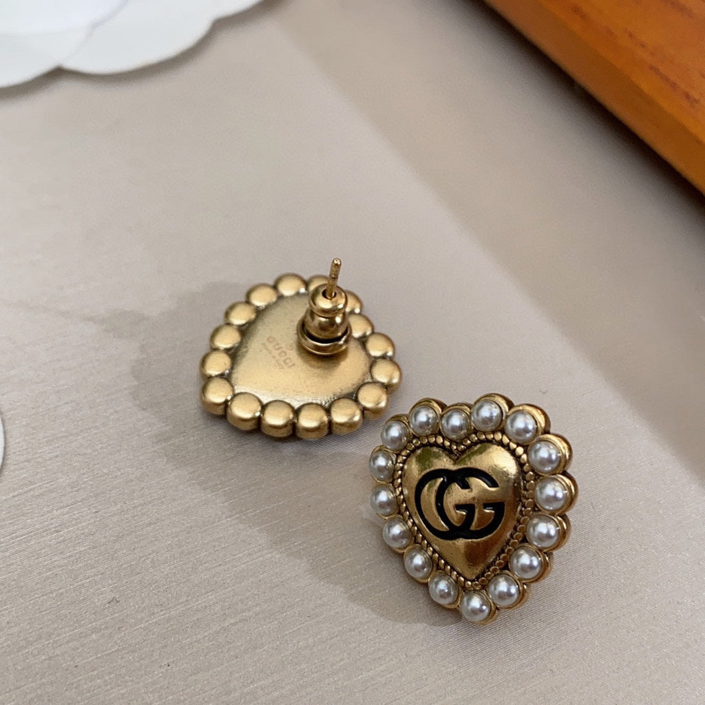 Gucci Double Heart Pearl 18K Gold Earrings product image 6, provided for visual reference and product detail review