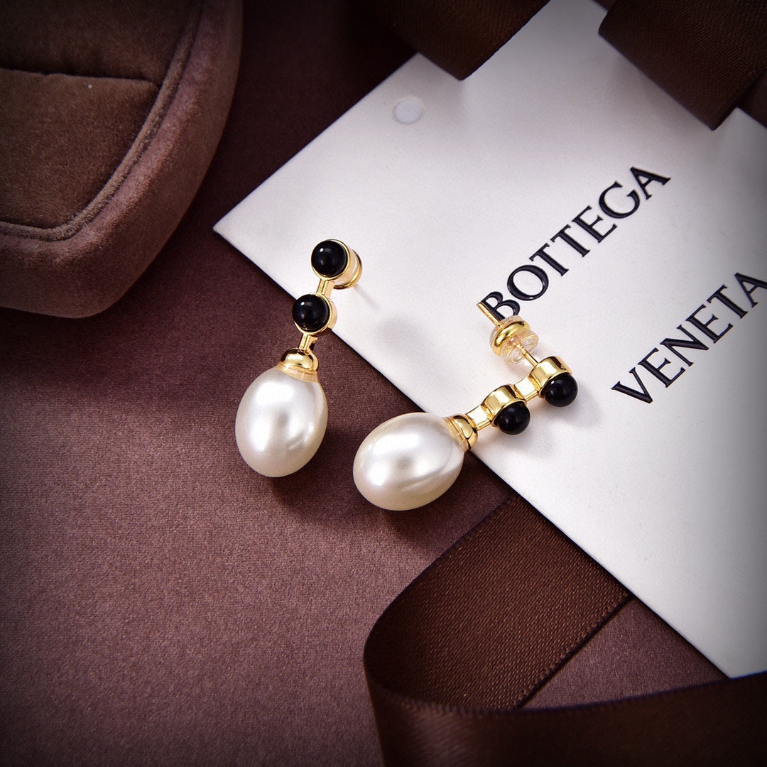 Bvlgari Pearl 18K Gold Earrings product image 6, provided for visual reference and product detail review