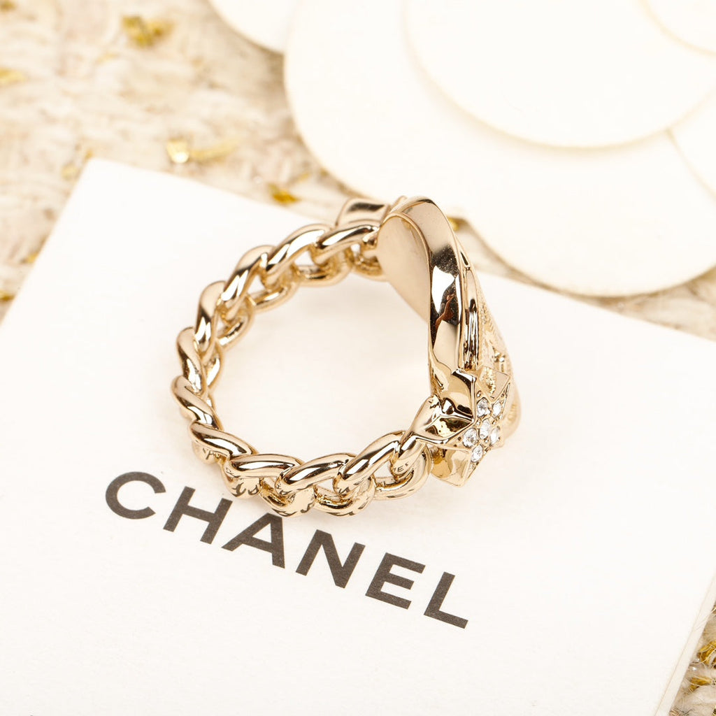 Chanel Chain 18K Gold Ring product image 4, provided for visual reference and product detail review
